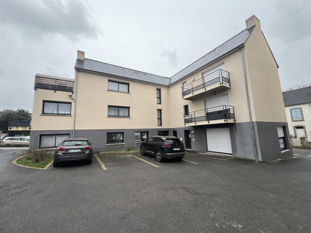Immeuble contemporain avec commerces et logements en Finistère 1
